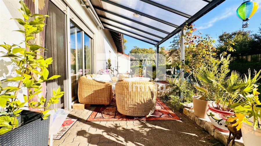 Modernes Ein-/Zweifamilienhaus mit PV Anlage und großer Doppelgarage auf herrlichem Anwesen - Terrasse teilüberdacht